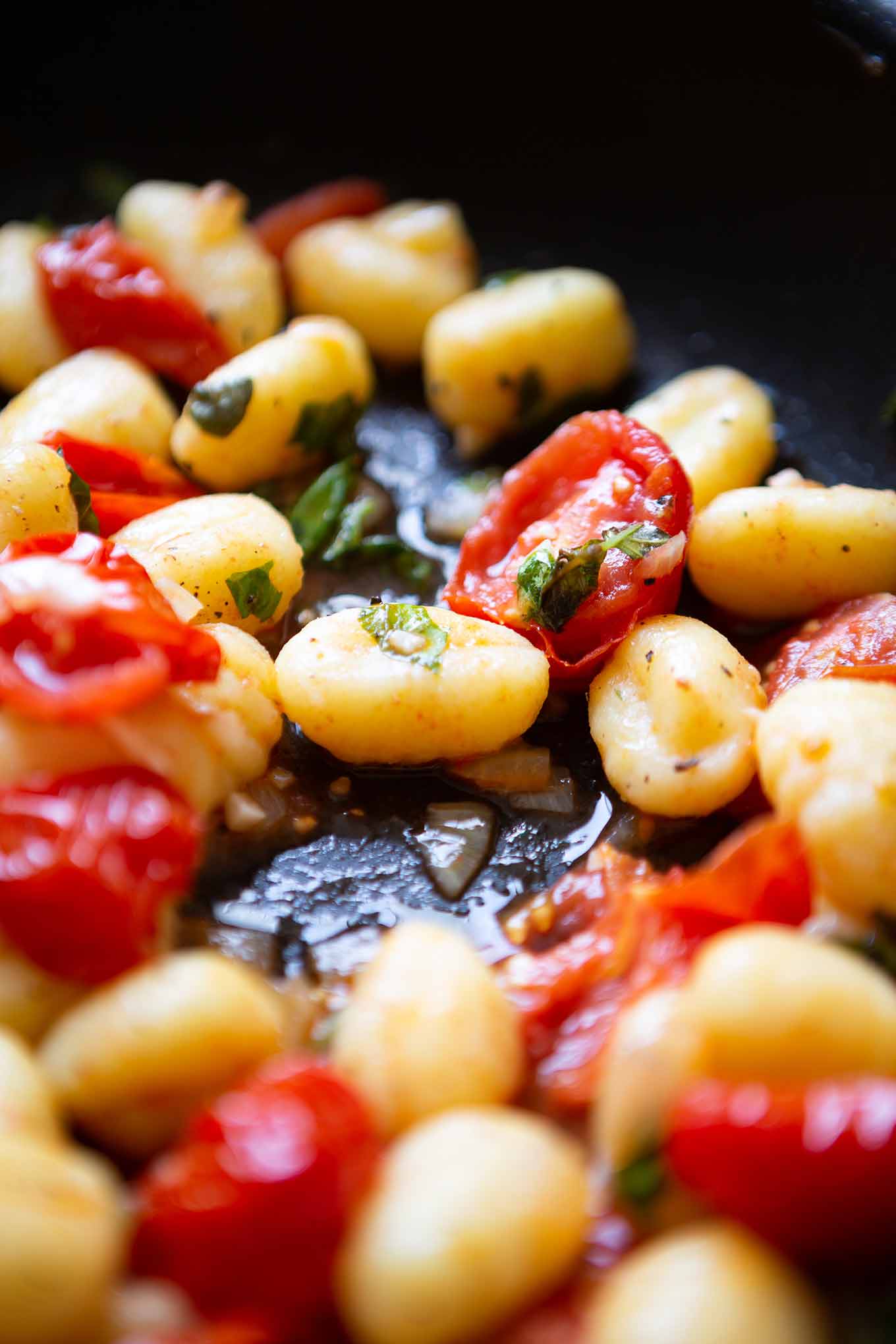 15-Minuten Gnocchi mit geschmolzenen Tomaten und Basilikum. Dieses schnelle und einfache 6-Zutaten Rezept ist perfekt für den Feierabend. Ultra gut! - Kochkarussell.com #gnocchi #rezept #tomaten #soulfood 