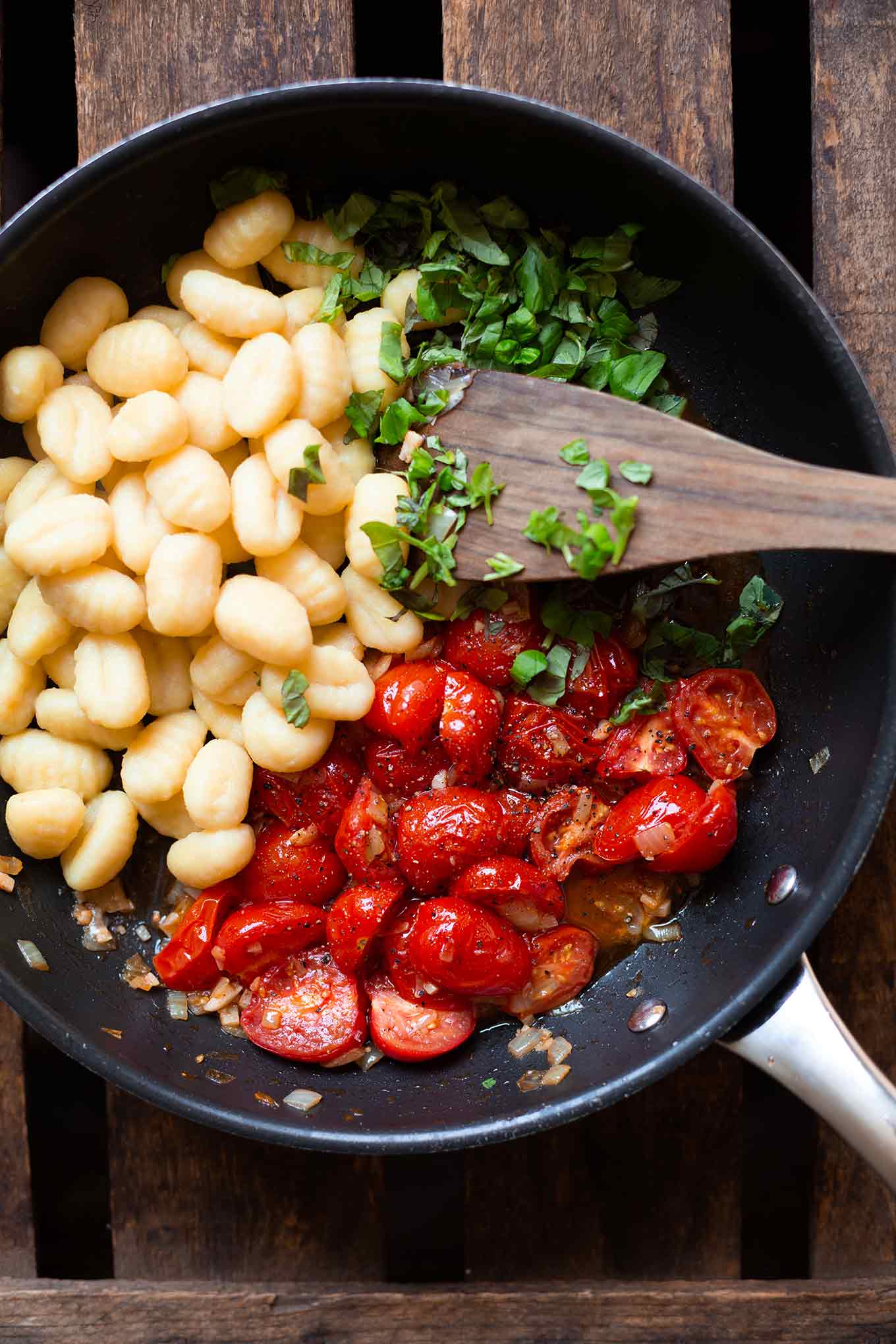 15-Minuten Gnocchi mit geschmolzenen Tomaten und Basilikum. Dieses schnelle und einfache 6-Zutaten Rezept ist perfekt für den Feierabend. Ultra gut! - Kochkarussell.com #gnocchi #rezept #tomaten #soulfood 