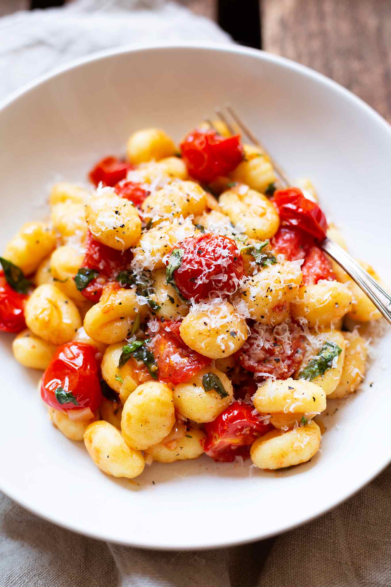 15-Minuten Gnocchi mit geschmolzenen Tomaten und Basilikum. Dieses schnelle und einfache 6-Zutaten Rezept ist perfekt für den Feierabend. Ultra gut! - Kochkarussell.com #gnocchi #rezept #tomaten #soulfood 