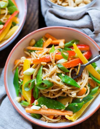Asiatischer Nudelsalat mit Erdnusssauce