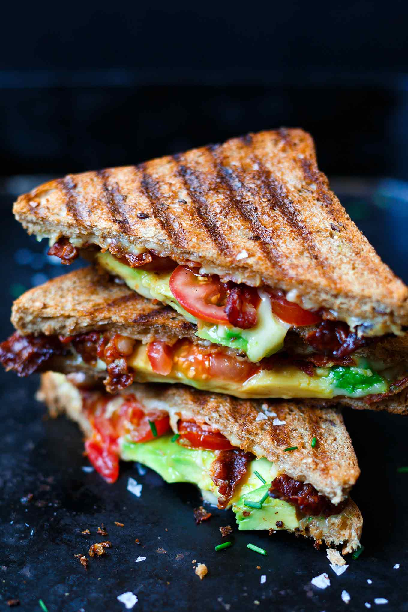 Werbung. Avocado Bacon Grilled Cheese Sandwich. OMG, wie einfach und köstlich! Dieses schnelle Feierabendrezept braucht ihr. - Kochkarussell.com #grilledcheesesandwich #avcado #bacon #recipe #rezept #schnellundeinfach