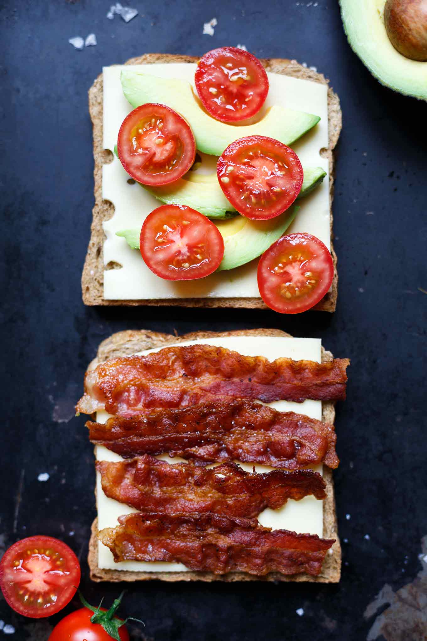 Werbung. Avocado Bacon Grilled Cheese Sandwich. OMG, wie einfach und köstlich! Dieses schnelle Feierabendrezept braucht ihr. - Kochkarussell.com #grilledcheesesandwich #avcado #bacon #recipe #rezept #schnellundeinfach
