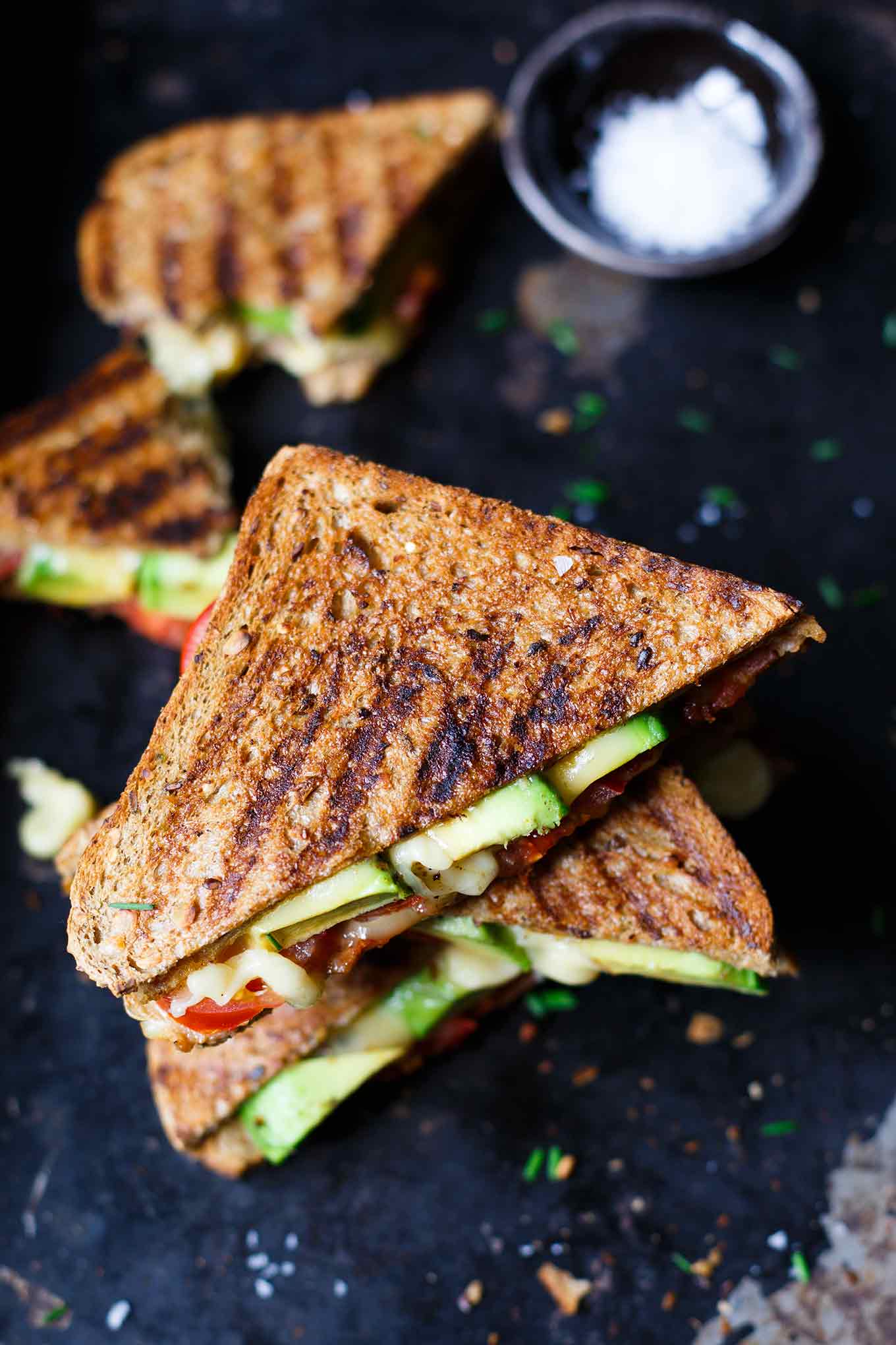 Werbung. Avocado Bacon Grilled Cheese Sandwich. OMG, wie einfach und köstlich! Dieses schnelle Feierabendrezept braucht ihr. - Kochkarussell.com #grilledcheesesandwich #avcado #bacon #recipe #rezept #schnellundeinfach