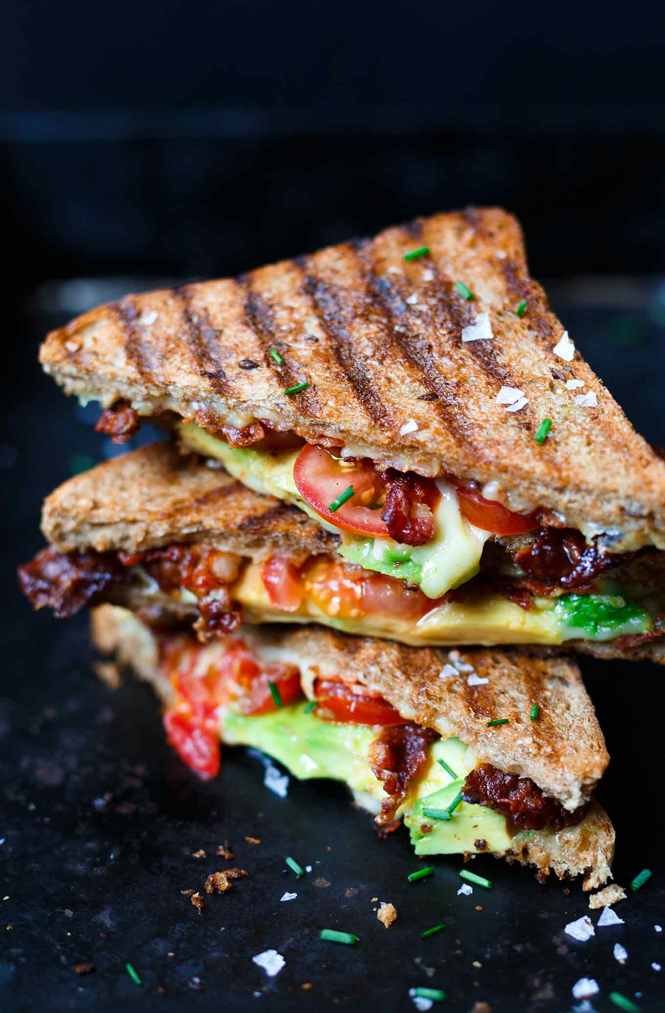 Werbung. Avocado Bacon Grilled Cheese Sandwich. OMG, wie einfach und köstlich! Dieses schnelle Feierabendrezept braucht ihr. - Kochkarussell.com #grilledcheesesandwich #avcado #bacon #recipe #rezept #schnellundeinfach