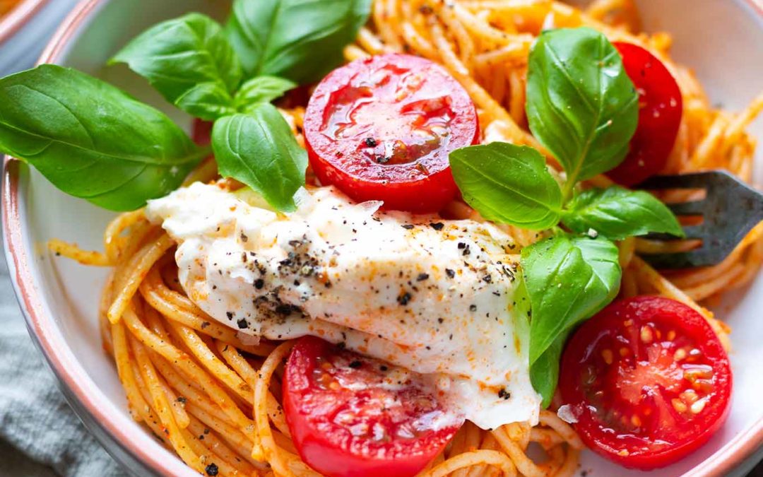 Tomaten-Pesto-Spaghetti mit Burrata und Basilikum (20 Minuten!)