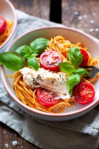 Tomaten-Pesto-Spaghetti mit Burrata und Basilikum