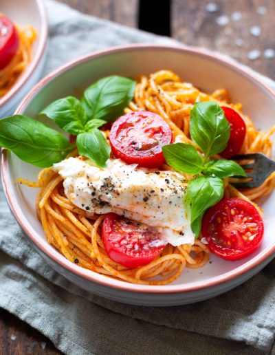 Tomaten-Pesto-Spaghetti mit Burrata und Basilikum
