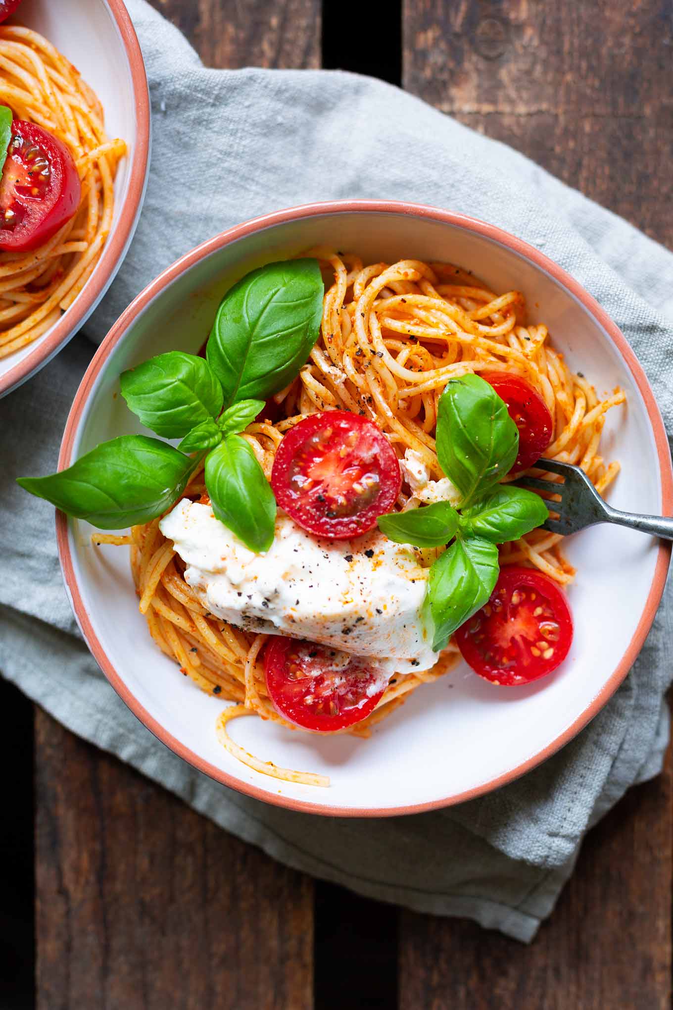 Tomaten-Pesto-Spaghetti mit Burrata und Basilikum. Dieses 5-Zutaten Rezept ist einfach, schnell und perfekt für heiße Sommertage. So gut! - Kochkarussell.com #spaghetti #burrata #sommerrezept #tomaten #schnellundeinfach