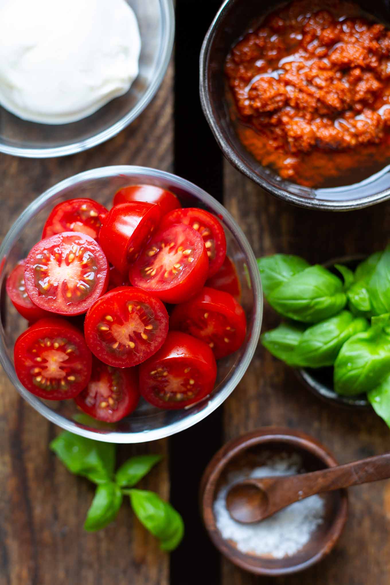 Tomaten-Pesto-Spaghetti mit Burrata und Basilikum. Dieses 5-Zutaten Rezept ist einfach, schnell und perfekt für heiße Sommertage. So gut! - Kochkarussell.com #spaghetti #burrata #sommerrezept #tomaten #schnellundeinfach