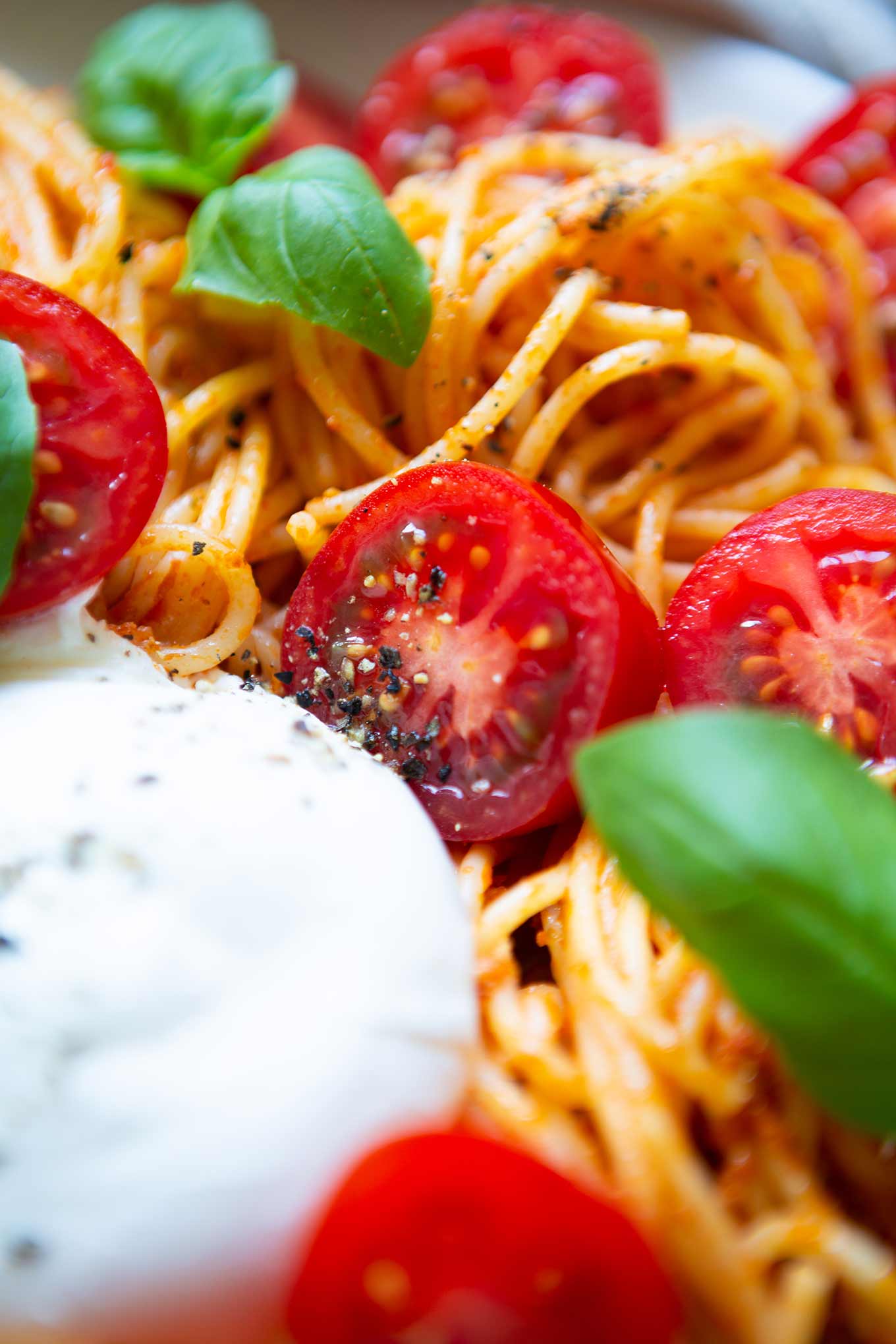 Tomaten-Pesto-Spaghetti mit Burrata und Basilikum. Dieses 5-Zutaten Rezept ist einfach, schnell und perfekt für heiße Sommertage. So gut! - Kochkarussell.com #spaghetti #burrata #sommerrezept #tomaten #schnellundeinfach