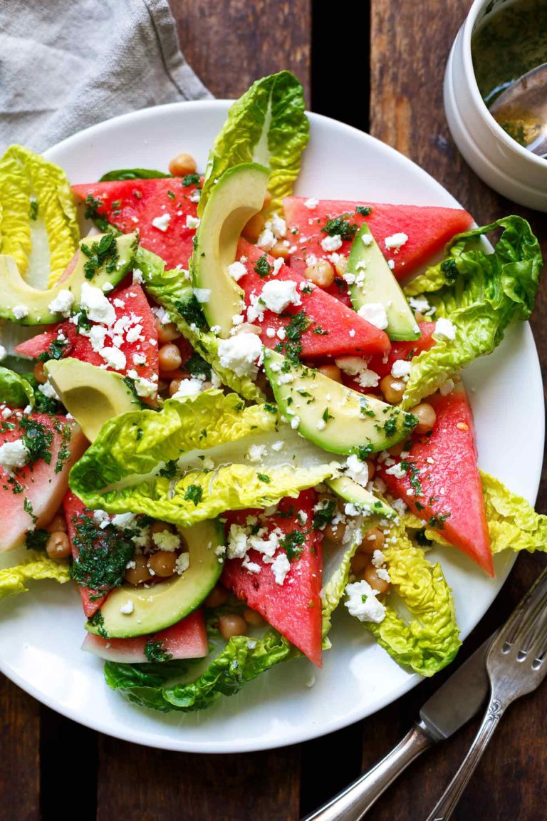 Wassermelonen-Feta-Salat mit Minze und Avocado