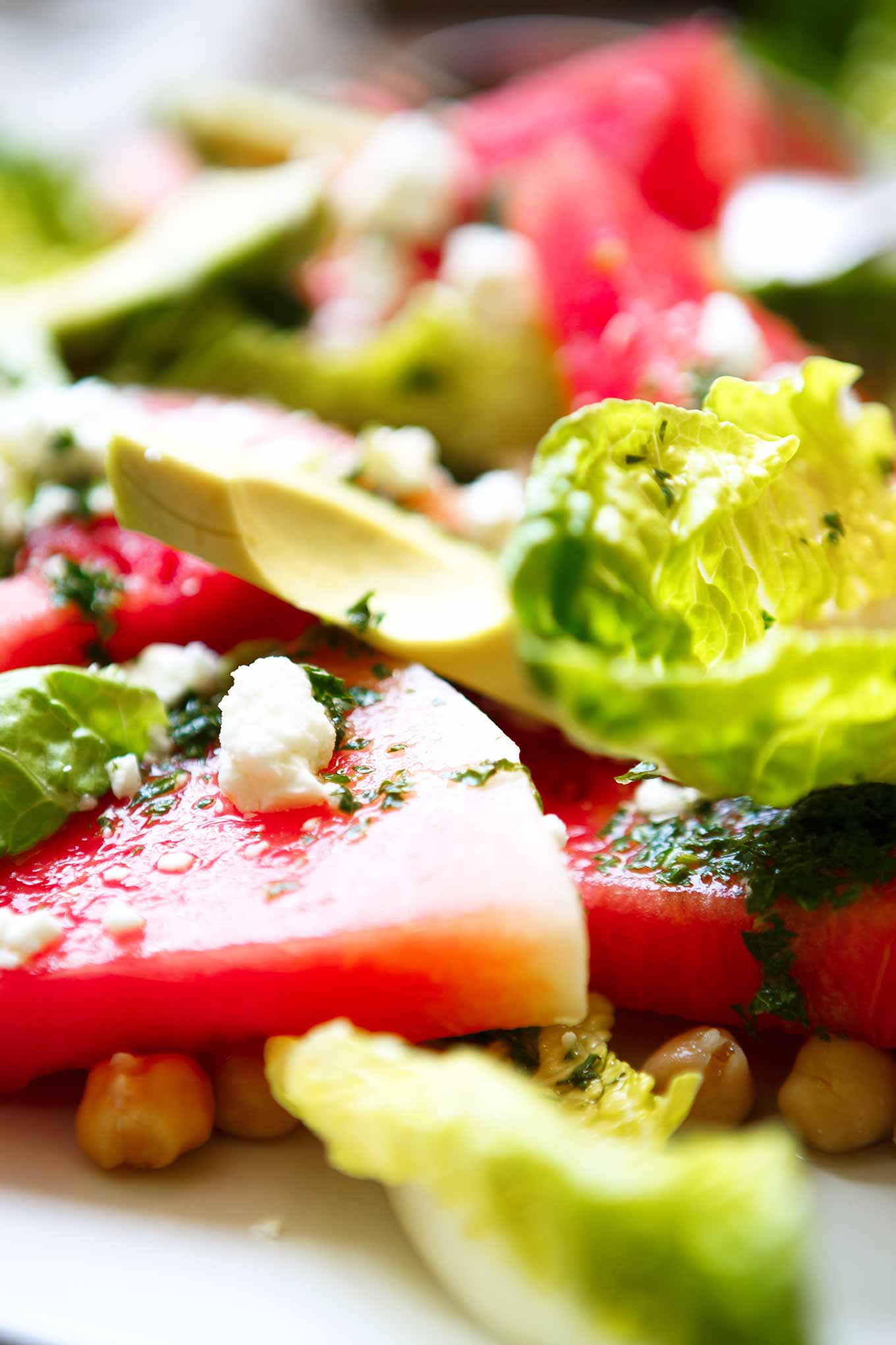 Wassermelonen-Feta-Salat mit Minze und Avocado. Dieses 8-Zutaten Rezept ist einfach, sommerlich und SO gut. Perfekt! - Kochkarussell.com #wassermelone #feta #minze #salat #rezept #sommer