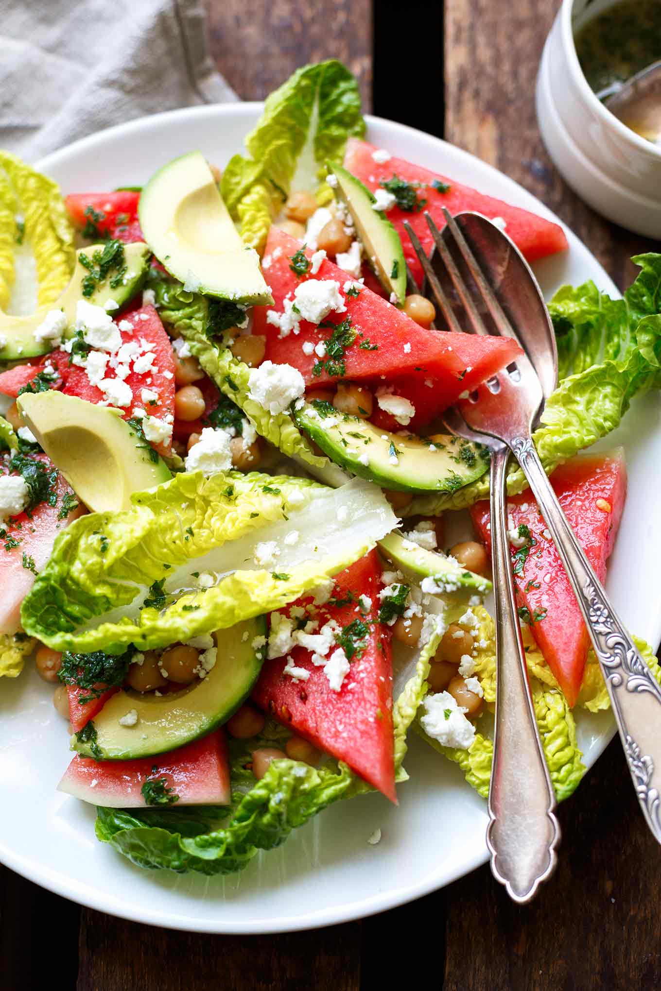 Wassermelonen-Feta-Salat mit Minze und Avocado. Dieses 8-Zutaten Rezept ist einfach, sommerlich und SO gut. Perfekt! - Kochkarussell.com #wassermelone #feta #minze #salat #rezept #sommer