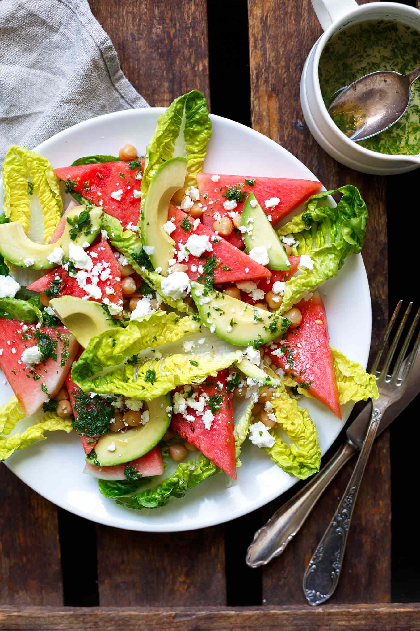 Wassermelonen-Feta-Salat mit Minze und Avocado. Dieses 8-Zutaten Rezept ist einfach, sommerlich und SO gut. Perfekt! - Kochkarussell.com #wassermelone #feta #minze #salat #rezept #sommer