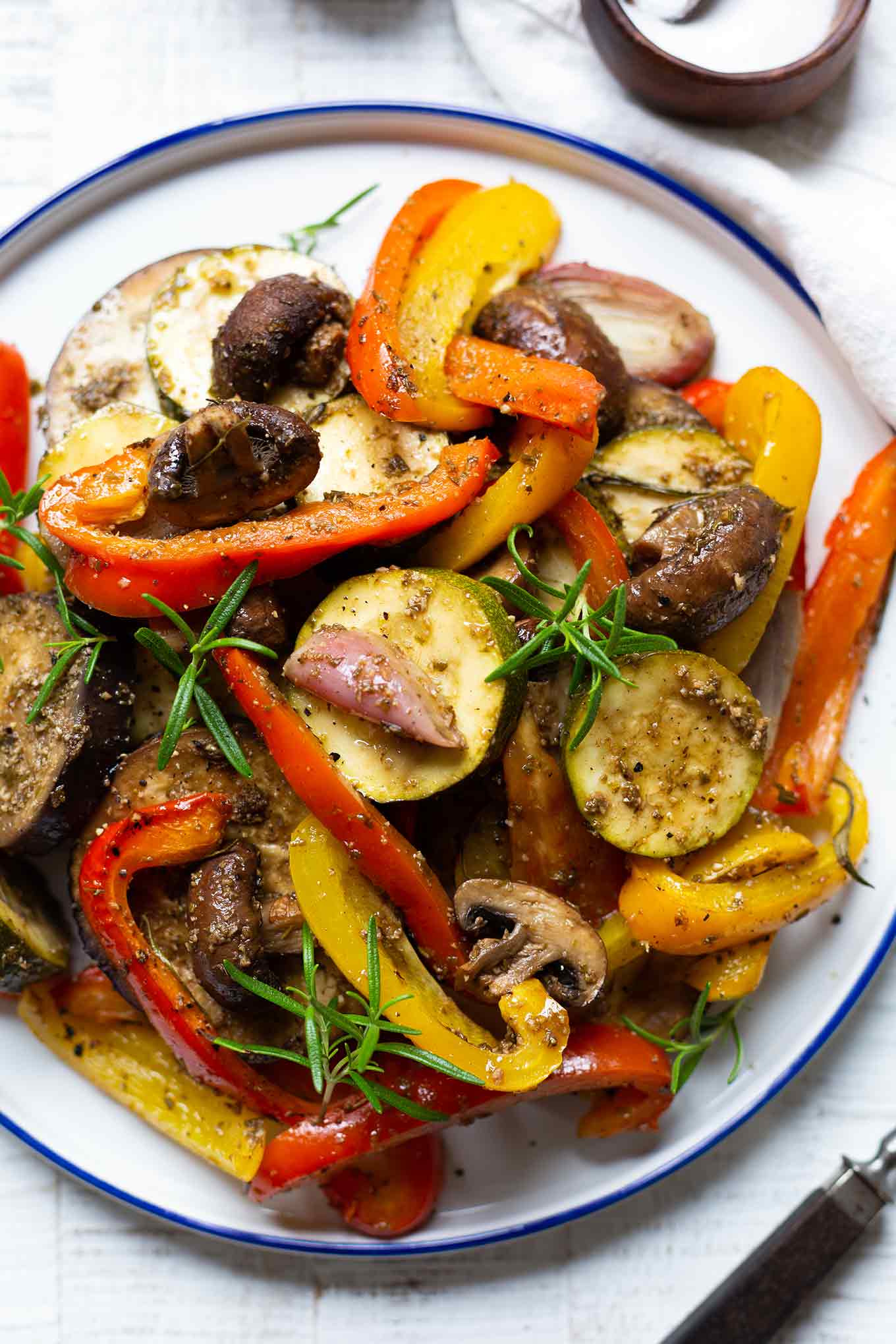 Antipasti selber machen: Schnelle Antipasti auf einem Teller mit Rosmarin und Knoblauch-Dressing.