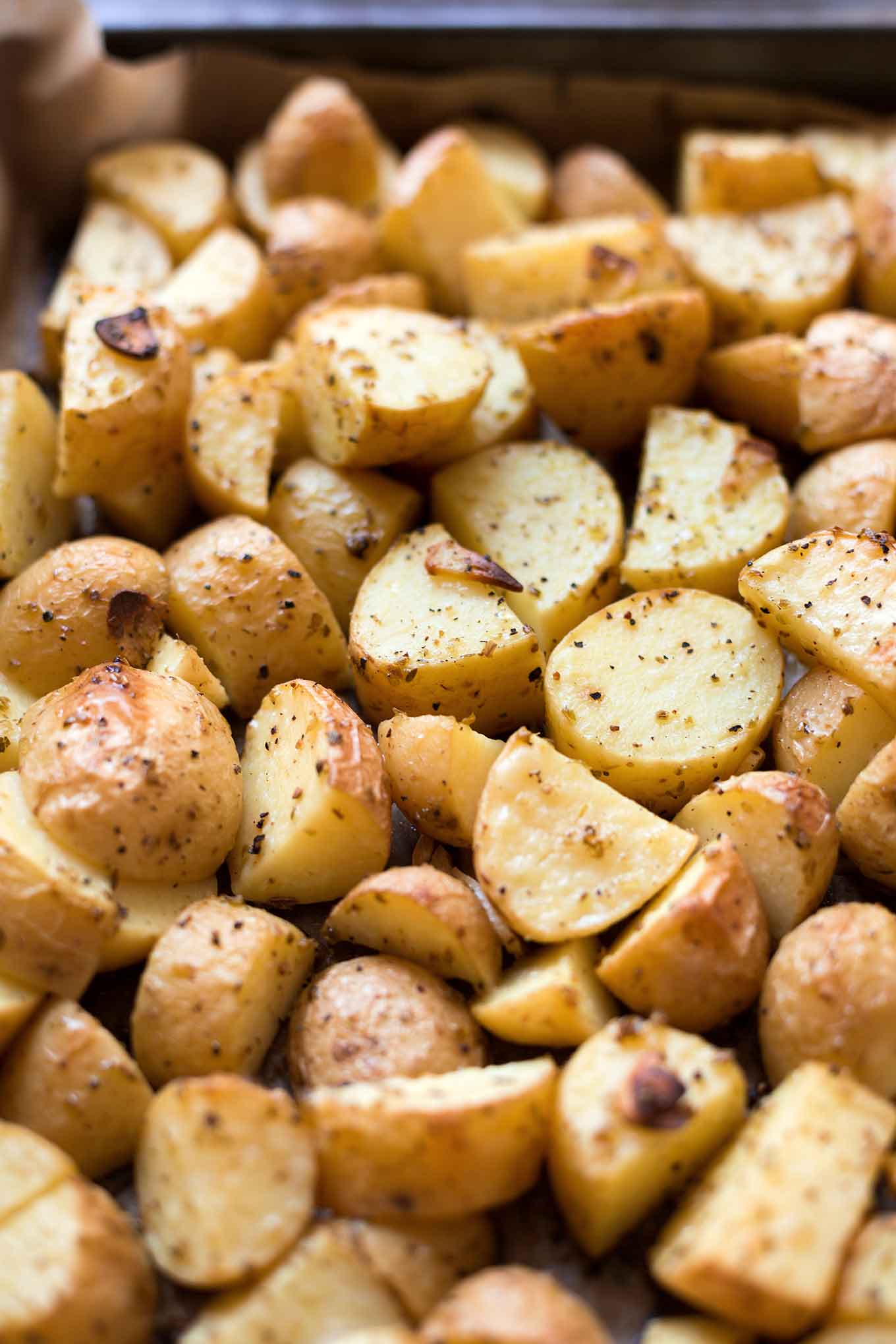 Griechische Ofenkartoffeln mit Joghurt-Feta-Dip. Dieses schnelle Rezept ist super einfach, leicht und SO gut! - Kochkarussell.com #ofenkartoffeln #rezept #sommerrezept #schnellundeinfach #zitrone #dip 
