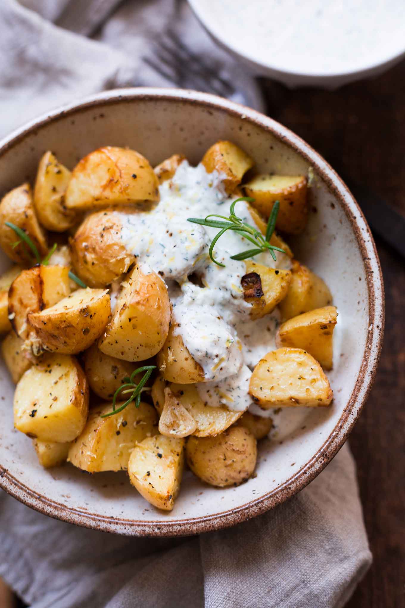 Griechische Ofenkartoffeln mit Joghurt-Feta-Dip. Dieses schnelle Rezept ist super einfach, leicht und SO gut! - Kochkarussell.com #ofenkartoffeln #rezept #sommerrezept #schnellundeinfach #zitrone #dip 