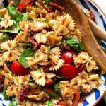 Mediterraner-Nudelsalat-mit-Tomaten,-Rucola-und-Mozzarella-2