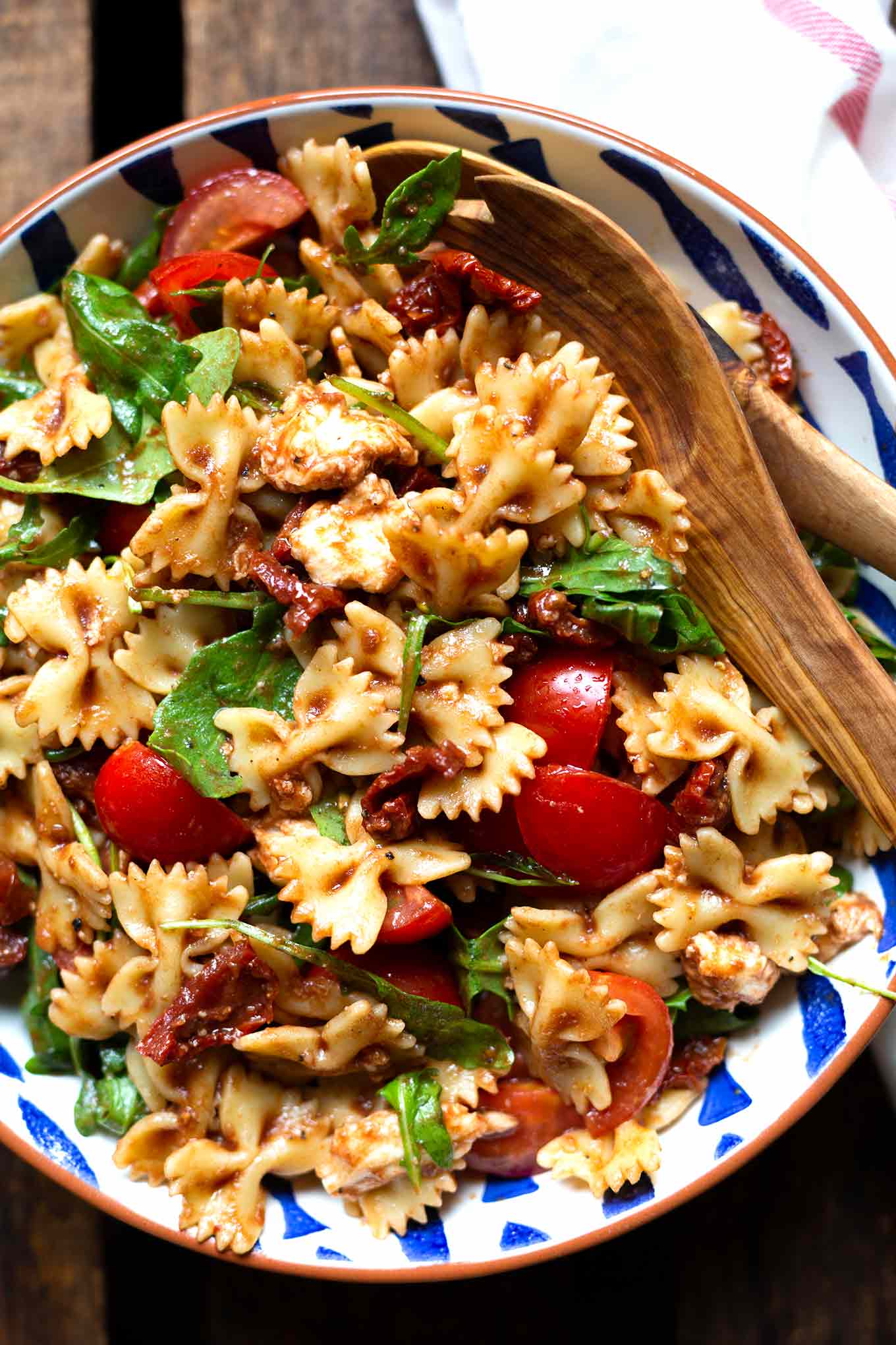 Einfacher italienischer Nudelsalat mit Rucola, getrockneten Tomaten und Mozzarella. Dieses 20-Minuten Rezept ist schnell und immer als erstes weg. - Kochkarussell.com #nudelsalat #salat #pasta #rezept #kochkarussell