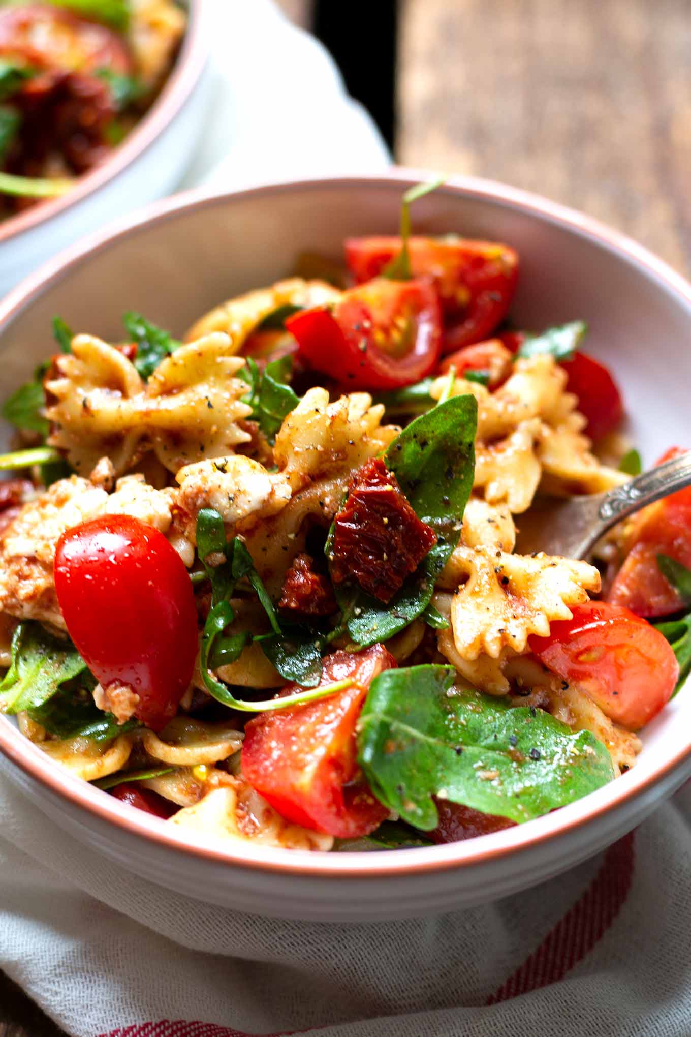 Einfacher italienischer Nudelsalat mit Rucola, getrockneten Tomaten und Mozzarella. Dieses 20-Minuten Rezept ist schnell und immer als erstes weg. - Kochkarussell.com #nudelsalat #salat #pasta #rezept #kochkarussell