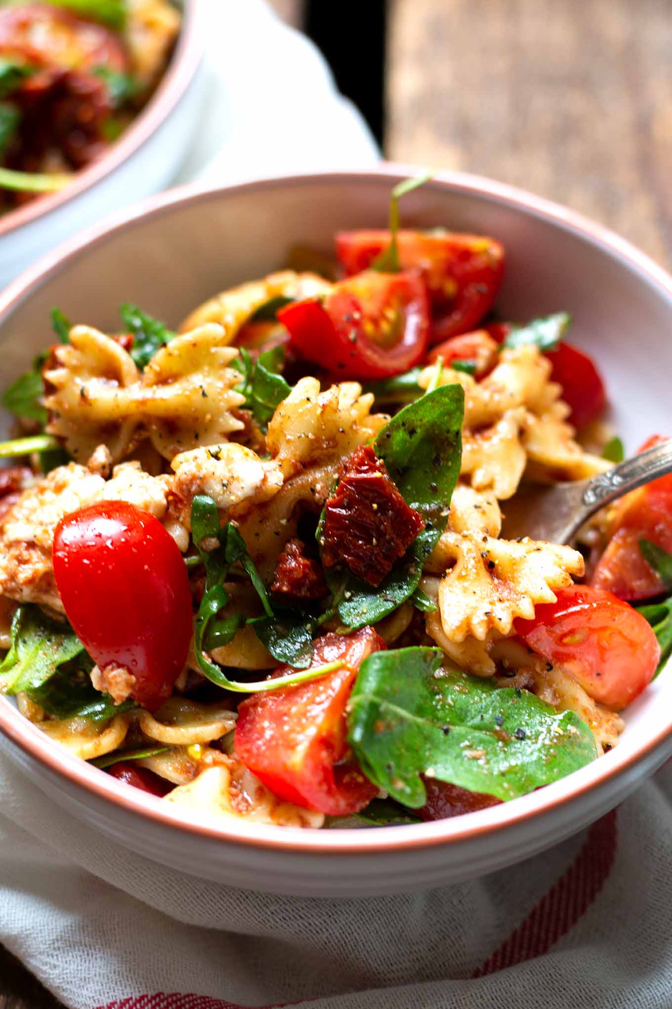 Einfacher italienischer Nudelsalat mit Rucola und Tomaten ...