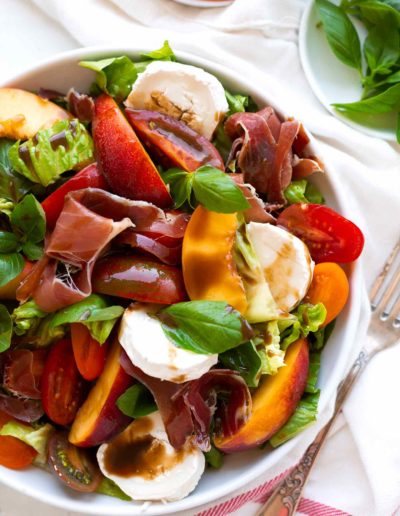 Sommerlicher Nektarinen-Ziegenkäse-Salat mit bunten Tomaten