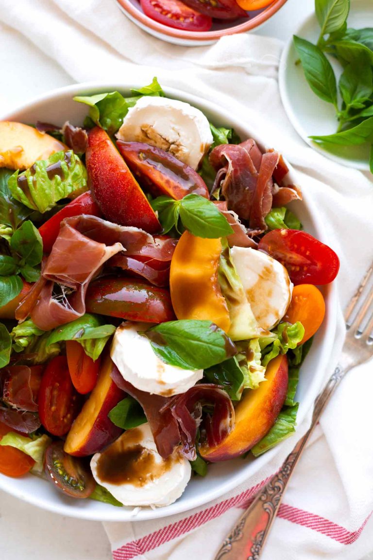 Sommerlicher Nektarinen-Ziegenkäse-Salat mit bunten Tomaten