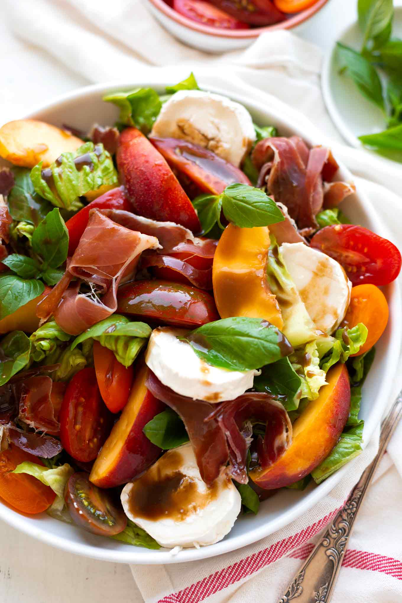 Sommerlicher Nektarinen-Ziegenkäse-Salat mit bunten Tomaten. Dieses leckere Salat-Rezept ist einfach, richtig beeindruckend und erfordert nur 20 Minuten Zeit! - Kochkarussell.com #salat #nektarinen #ziegenkäse #rezept #kochkarussell