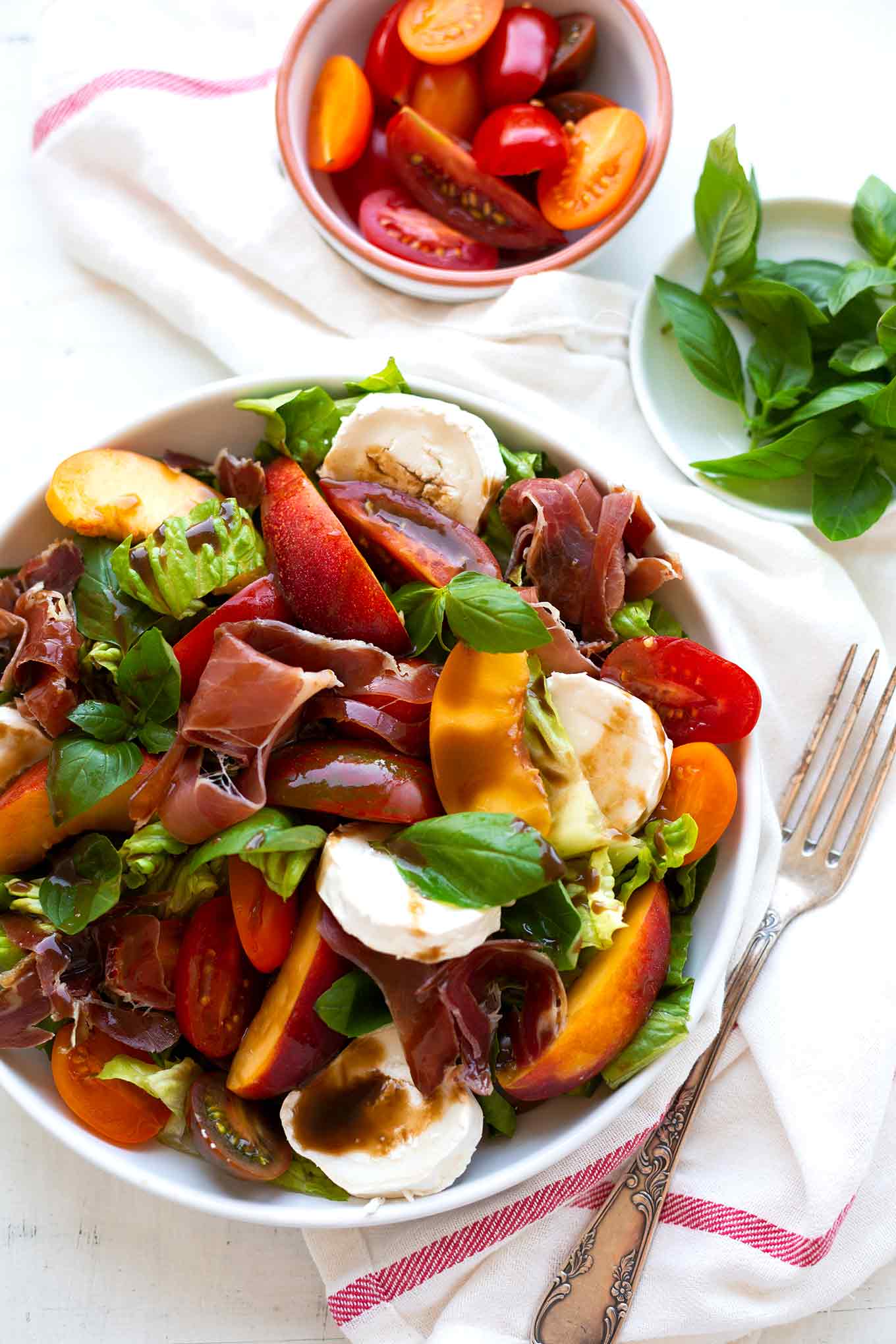 Sommerlicher Nektarinen-Ziegenkäse-Salat mit bunten Tomaten. Dieses leckere Salat-Rezept ist einfach, richtig beeindruckend und erfordert nur 20 Minuten Zeit! - Kochkarussell.com #salat #nektarinen #ziegenkäse #rezept #kochkarussell