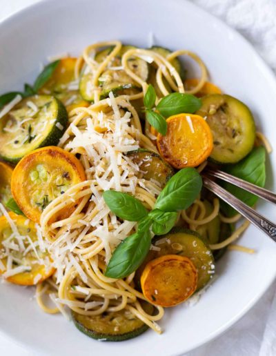 Schnelle Spaghetti mit Zucchini-Weißwein-Sauce