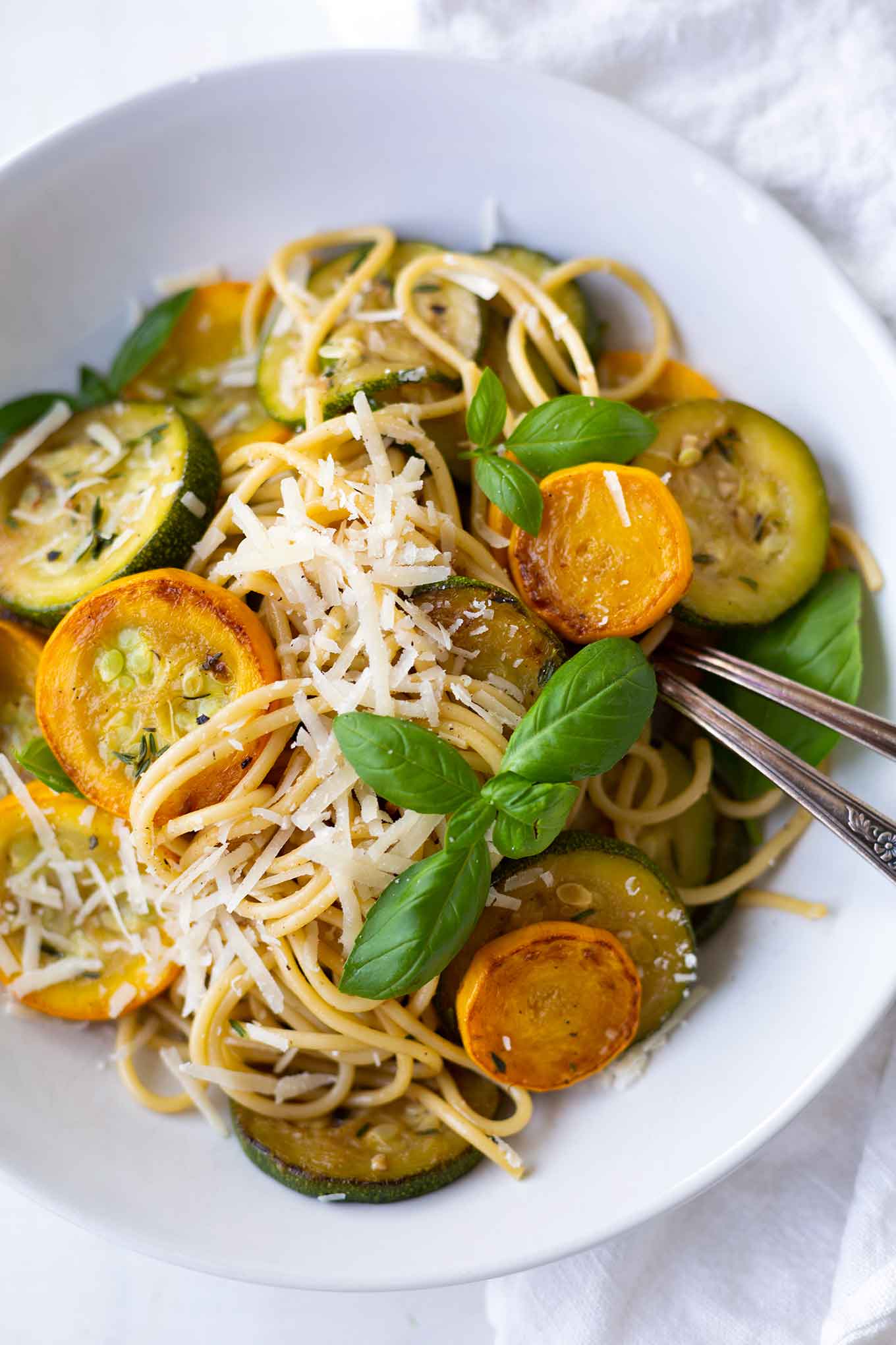 Schnelle Spaghetti mit Zucchini-Weißwein-Sauce. Dieses einfache 20-Minuten Rezept ist perfekt für den Sommer, super lecker und vegetarisch! - Kochkarussell.com #zucchini #spaghetti #pasta #sommer #kochkarussell