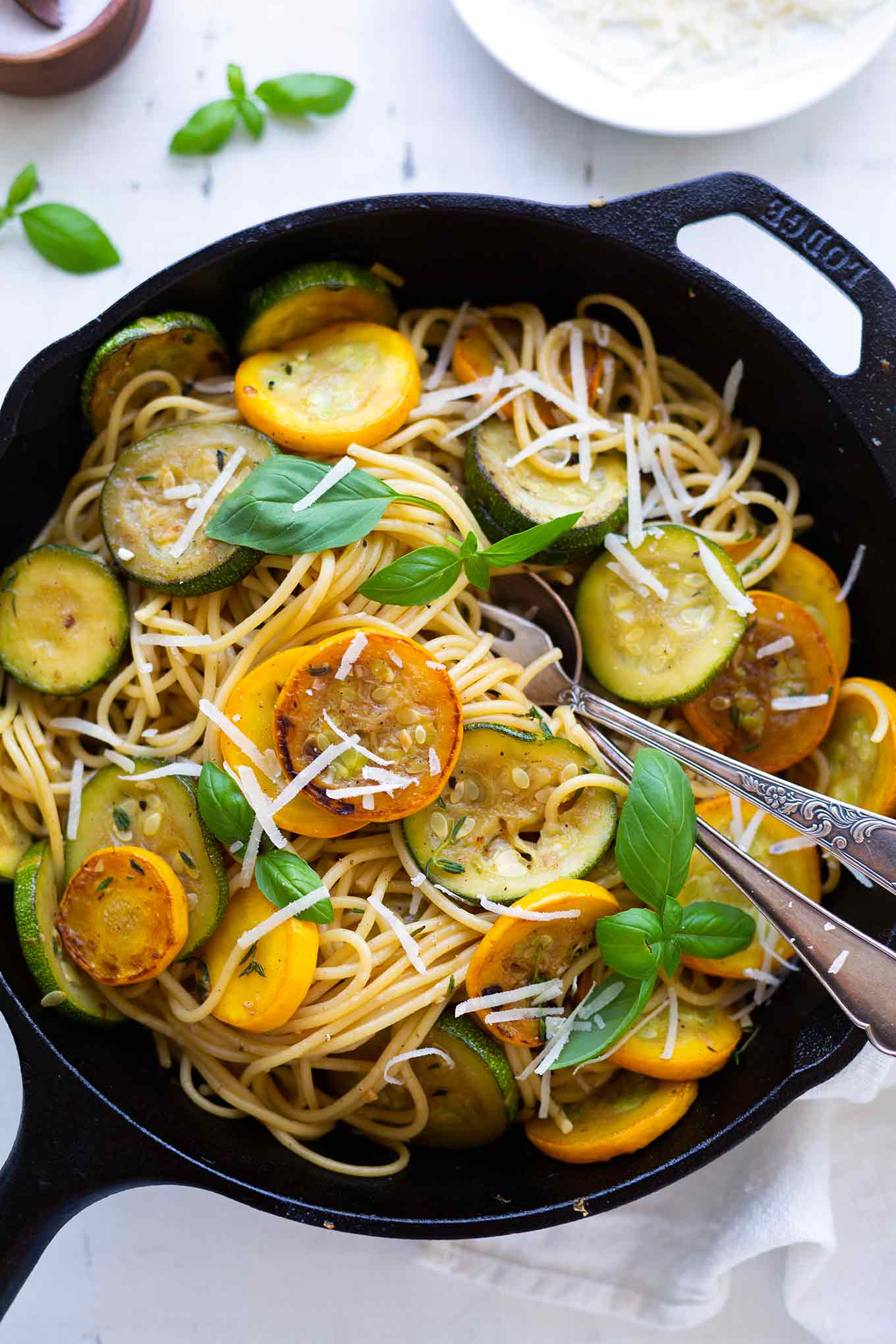Schnelle Spaghetti mit Zucchini-Weißwein-Sauce. Dieses einfache 20-Minuten Rezept ist perfekt für den Sommer, super lecker und vegetarisch! - Kochkarussell.com #zucchini #spaghetti #pasta #sommer #kochkarussell