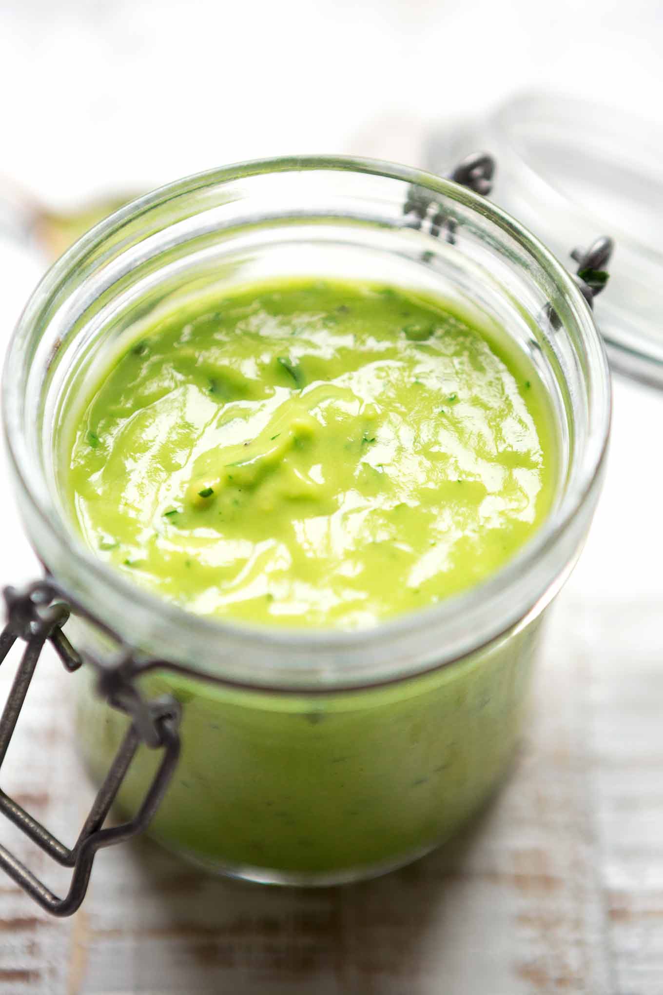 5-Minuten Avocado-Zitronen-Dressing. Dieses schnelle Dressing ist herrlich cremig und SO gut! - Kochkarussell.com #avocado #zitrone #dressing #rezept