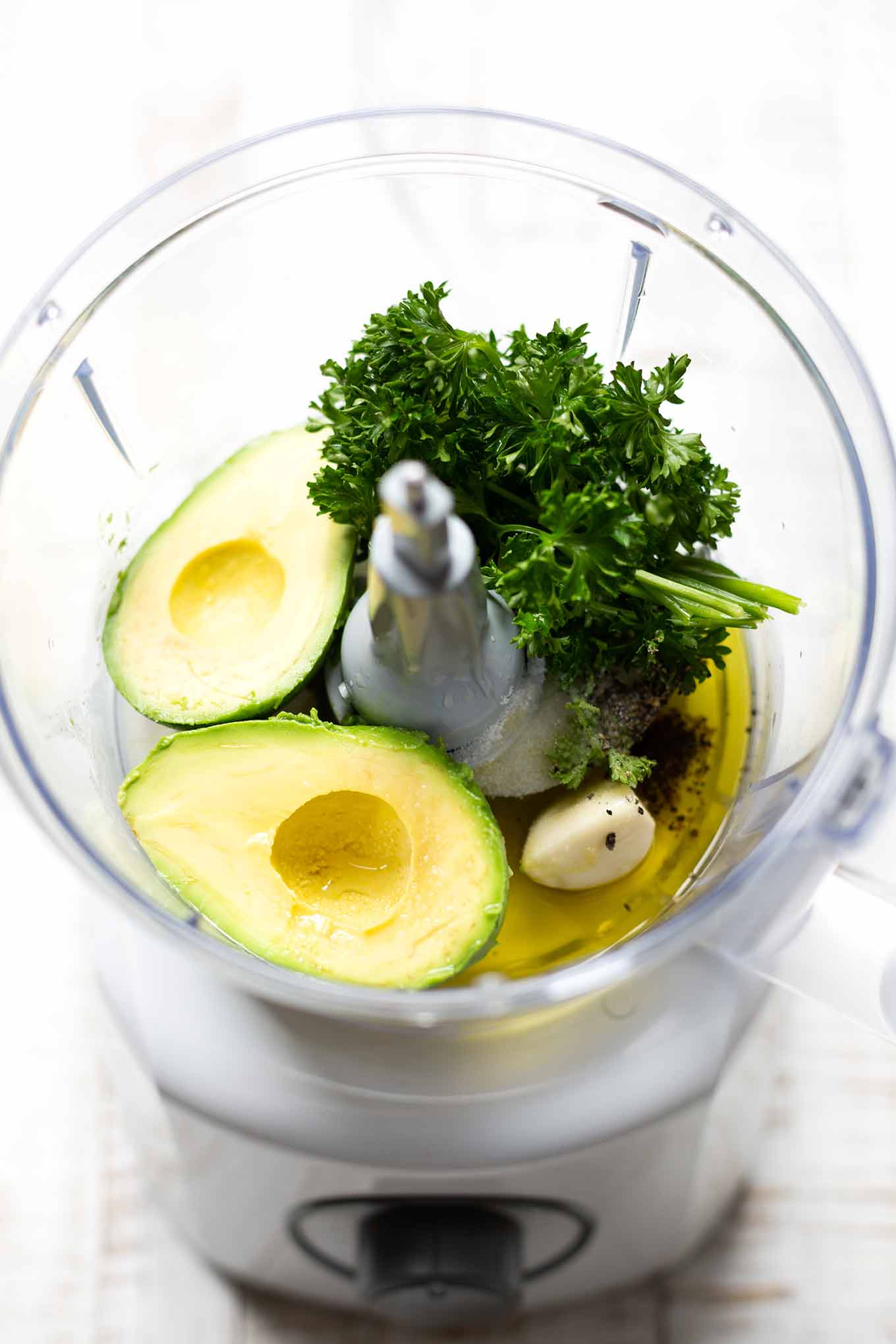 5-Minuten Avocado-Zitronen-Dressing. Dieses schnelle Dressing ist herrlich cremig und SO gut! - Kochkarussell.com #avocado #zitrone #dressing #rezept