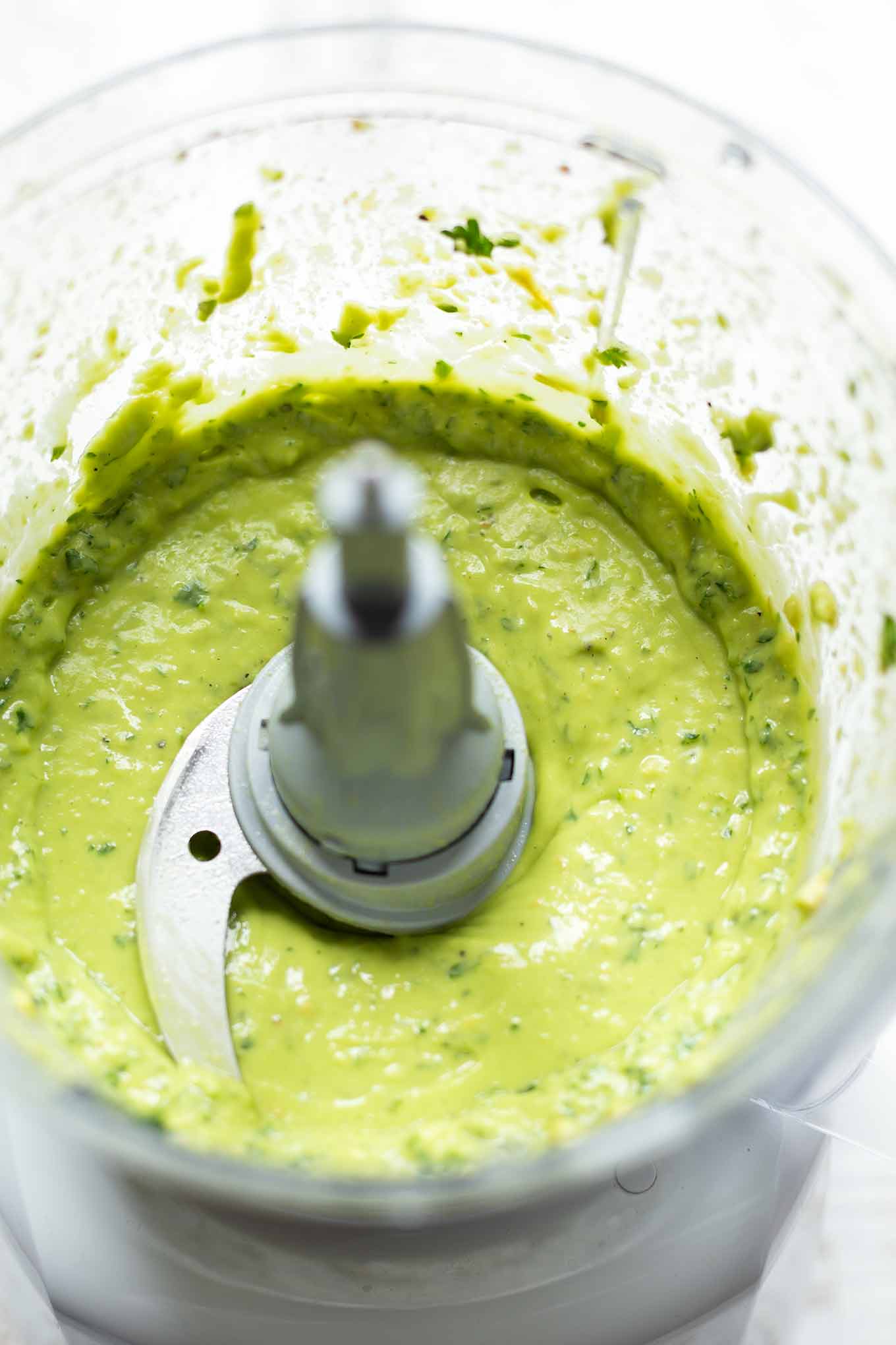 5-Minuten Avocado-Zitronen-Dressing. Dieses schnelle Dressing ist herrlich cremig und SO gut! - Kochkarussell.com #avocado #zitrone #dressing #rezept