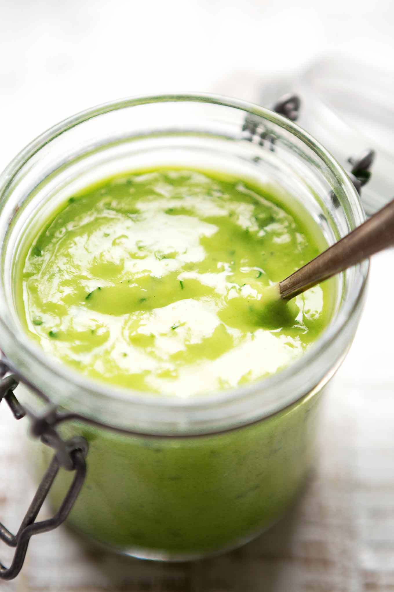 5-Minuten Avocado-Zitronen-Dressing. Dieses schnelle Dressing ist herrlich cremig und SO gut! - Kochkarussell.com #avocado #zitrone #dressing #rezept