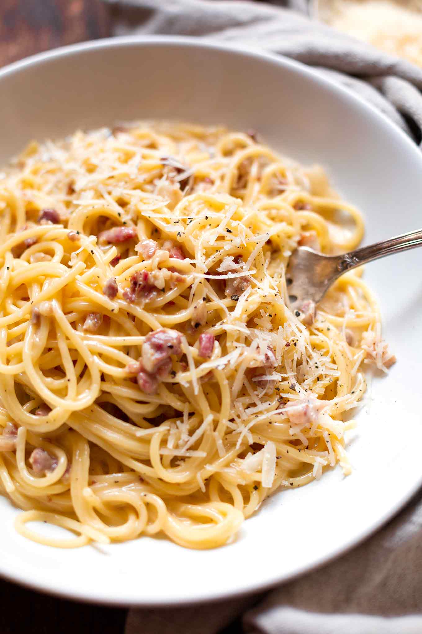 Einfache Spaghetti Carbonara. Dieses 6-Zutaten Rezept ist herzhaft, in 20 Minuten fertig und unglaublich cremig. - Kochkarussell.com #carbonara #pasta #rezept #schnellundeinach 