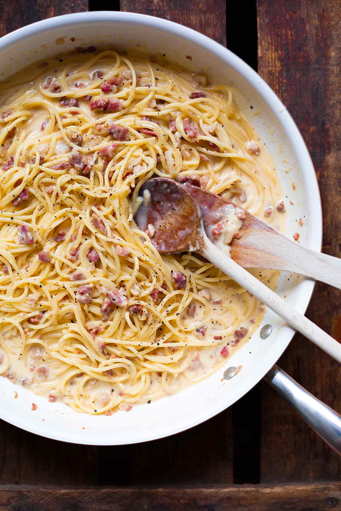 Einfache Spaghetti Carbonara. Dieses 6-Zutaten Rezept ist herzhaft, in 20 Minuten fertig und unglaublich cremig. - Kochkarussell.com #carbonara #pasta #rezept #schnellundeinach 