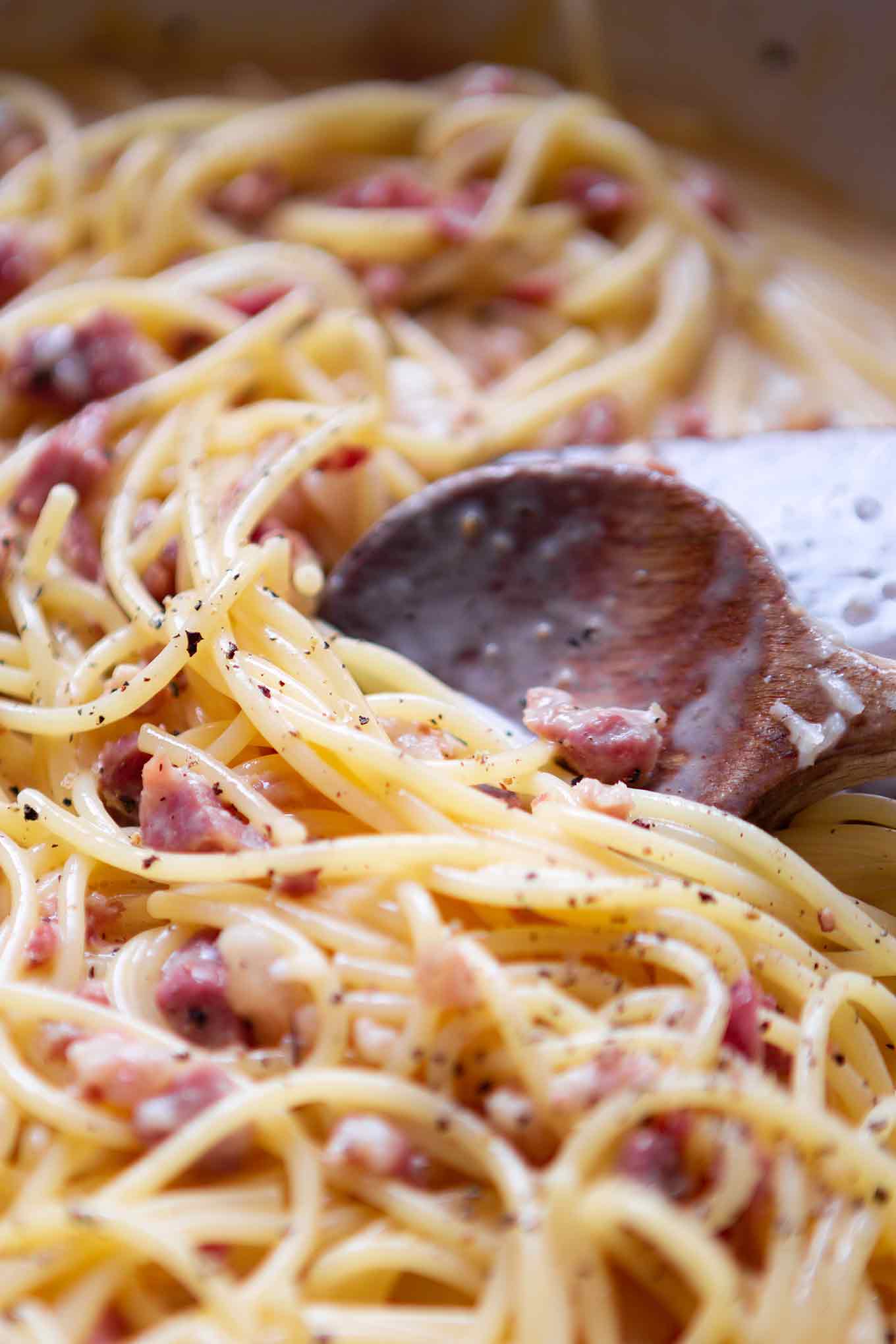 Einfache Spaghetti Carbonara. Dieses 6-Zutaten Rezept ist herzhaft, in 20 Minuten fertig und unglaublich cremig. - Kochkarussell.com #carbonara #pasta #rezept #schnellundeinach 