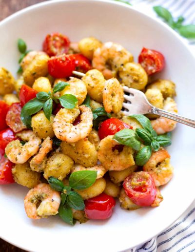 Einfache Gnocchi mit Pesto-Scampi