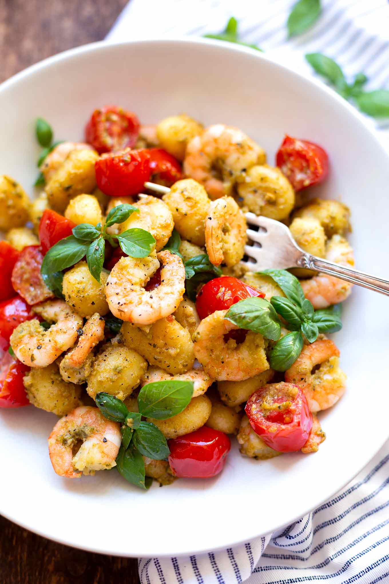 Unglaublich gute Gnocchi mit Pesto-Scampi! Dieses 20-Minuten Rezept ist schnell, einfach und super lecker! - Kochkarussell.com #gnocchi #scampi #rezept #schnellundeinfach