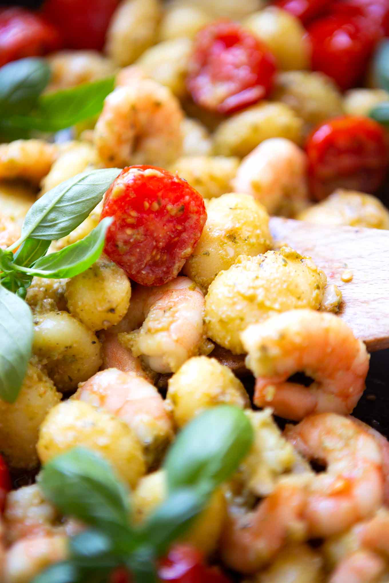 Unglaublich gute Gnocchi mit Pesto-Scampi! Dieses 20-Minuten Rezept ist schnell, einfach und super lecker! - Kochkarussell.com #gnocchi #scampi #rezept #schnellundeinfach