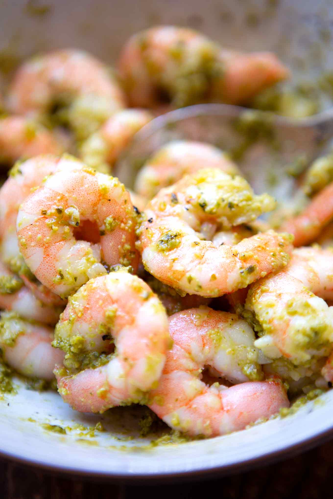 Unglaublich gute Gnocchi mit Pesto-Scampi! Dieses 20-Minuten Rezept ist schnell, einfach und super lecker! - Kochkarussell.com #gnocchi #scampi #rezept #schnellundeinfach