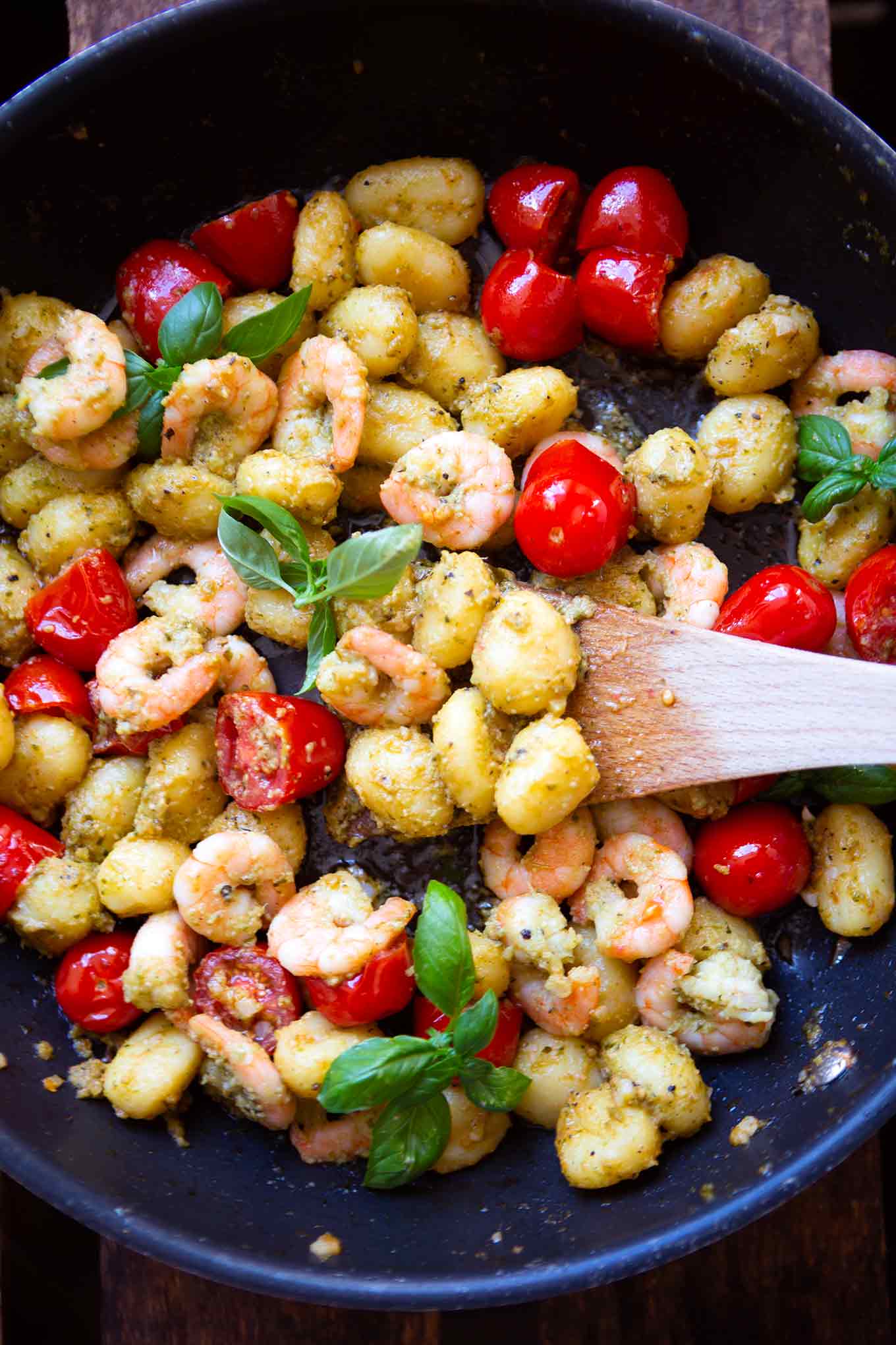 Unglaublich gute Gnocchi mit Pesto-Scampi! Dieses 20-Minuten Rezept ist schnell, einfach und super lecker! - Kochkarussell.com #gnocchi #scampi #rezept #schnellundeinfach