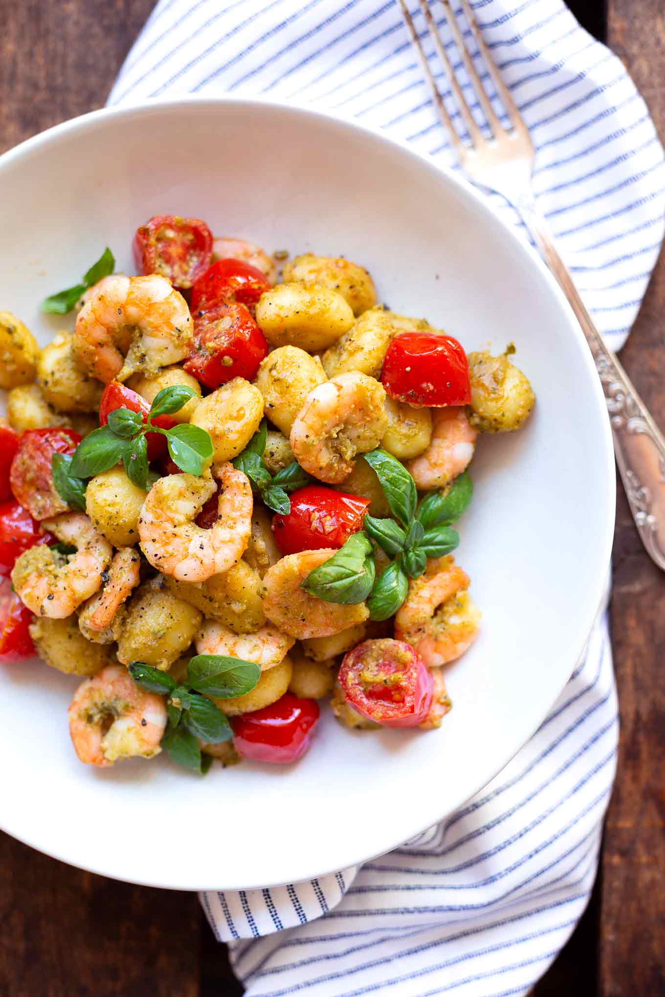 Unglaublich gute Gnocchi mit Pesto-Scampi! Dieses 20-Minuten Rezept ist schnell, einfach und super lecker! - Kochkarussell.com #gnocchi #scampi #rezept #schnellundeinfach