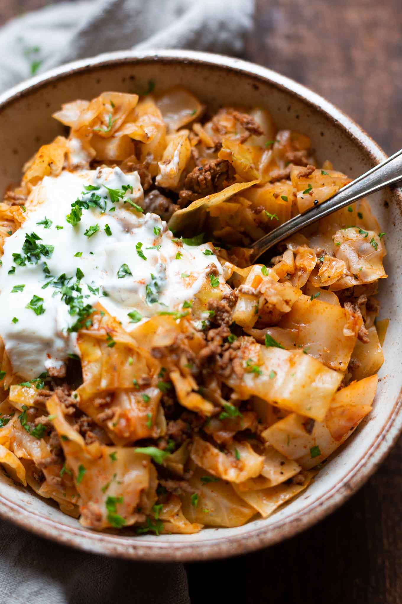 Bombastische Spitzkohl-Hackfleisch-Pfanne. Dieses einfache Low Carb Rezept ist in 30 Minuten fertig, super lecker und so schnell gekocht. Kochkarussell - dein Foodblog für schnelle und einfache Feierabendküche.