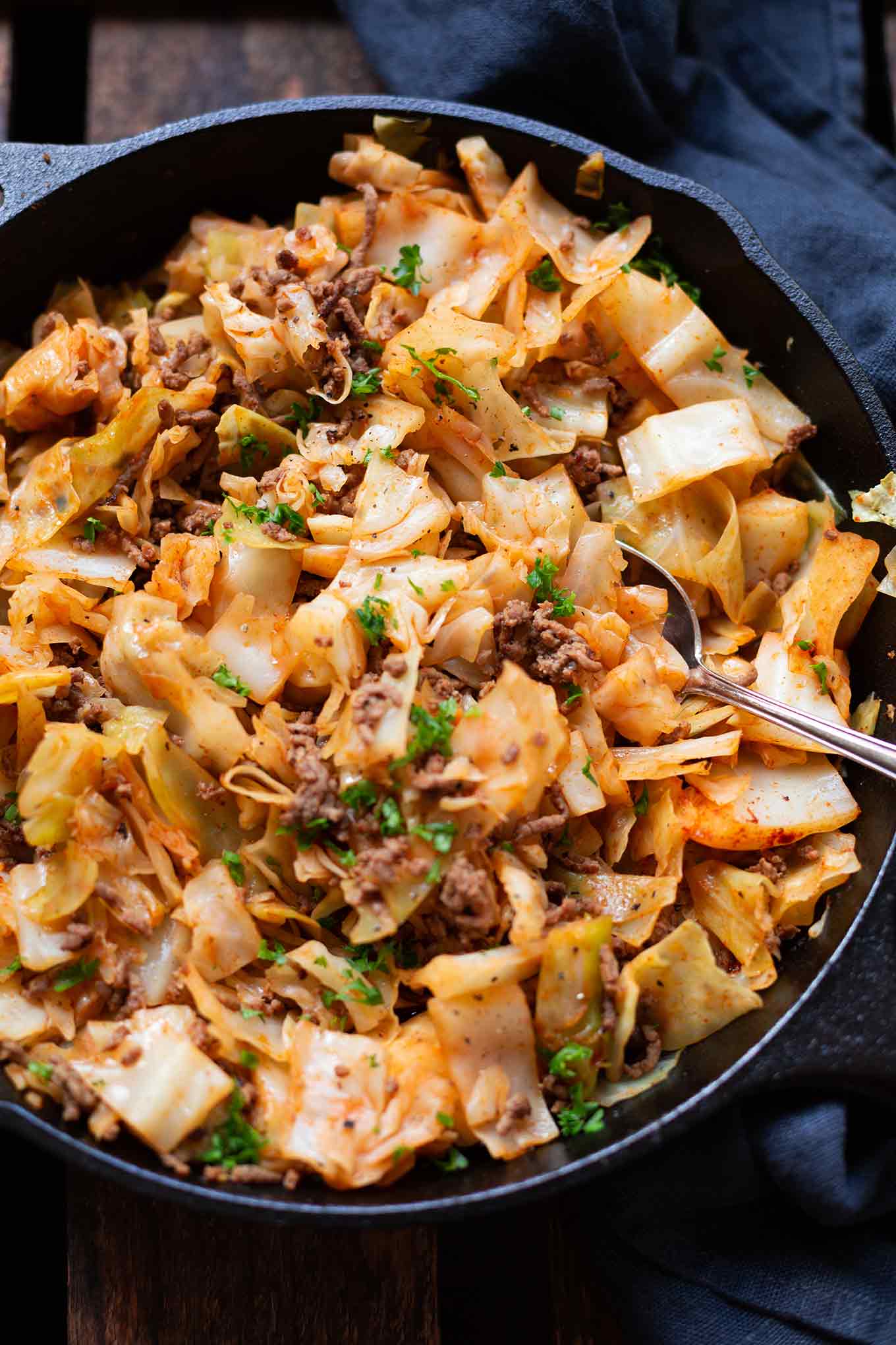 Bombastische Spitzkohl-Hackfleisch-Pfanne. Dieses einfache Low Carb Rezept ist in 30 Minuten fertig, super lecker und so schnell gekocht. Kochkarussell - dein Foodblog für schnelle und einfache Feierabendküche.