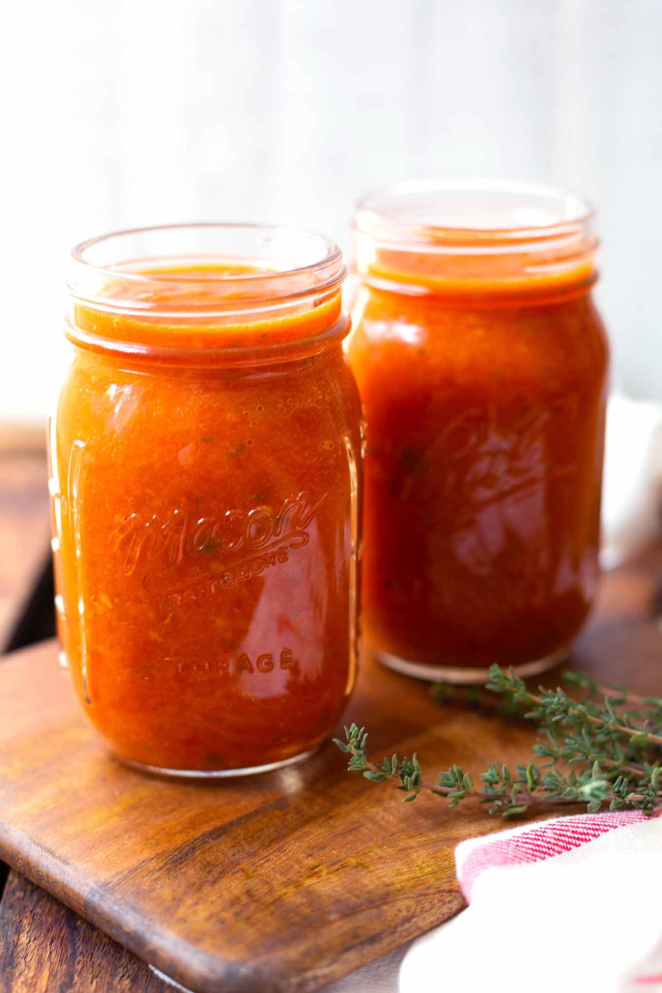 Einfache Tomatensauce aus dem Ofen. Tomatensauce selber machen war noch nie so einfach wie mit diesem schnellen Rezept. Unbedingt ausprobieren! - Kochkarussell.com #tomatensauce #selbermachen #ofentomatensauce #rezept