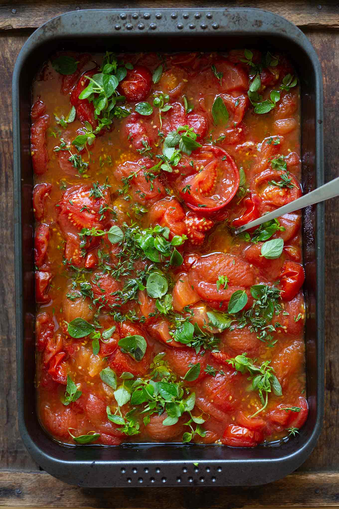 Einfache Tomatensauce aus dem Ofen. Tomatensauce selber machen war noch nie so einfach wie mit diesem schnellen Rezept. Unbedingt ausprobieren! - Kochkarussell.com #tomatensauce #selbermachen #ofentomatensauce #rezept