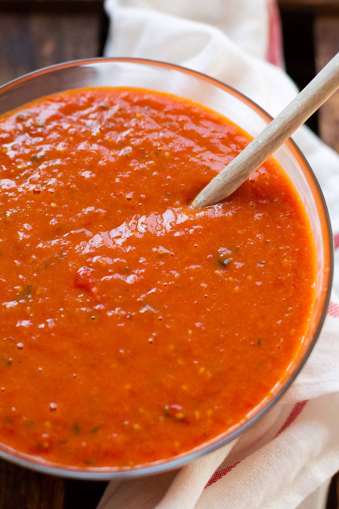 Einfache Tomatensauce aus dem Ofen. Tomatensauce selber machen war noch nie so einfach wie mit diesem schnellen Rezept. Unbedingt ausprobieren! - Kochkarussell.com #tomatensauce #selbermachen #ofentomatensauce #rezept